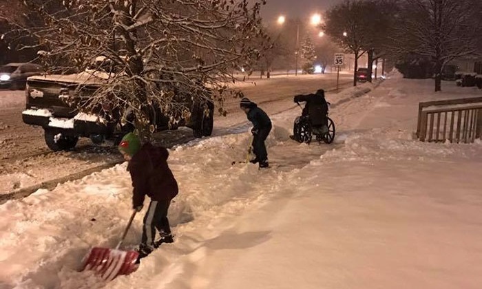 Dēls pajautāja, vai viņi var apstāties, un palīdzēt cilvēkam invalīda krēslā attīrīt ceļu pie mājas no sniega. Tēvs ar prieku piekrita