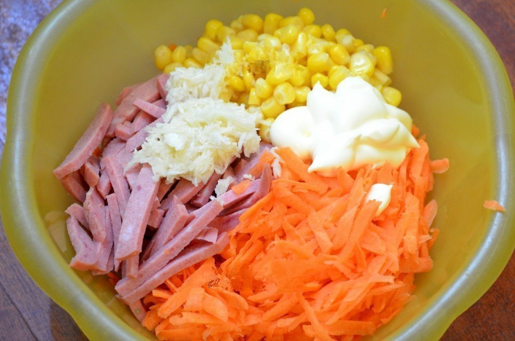 Salāti ar kūpinātu desu un burkāniem “Mājas paradīze”