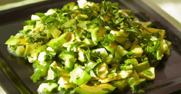 Garšīgi salāti ar avokado un zaļo seleriju