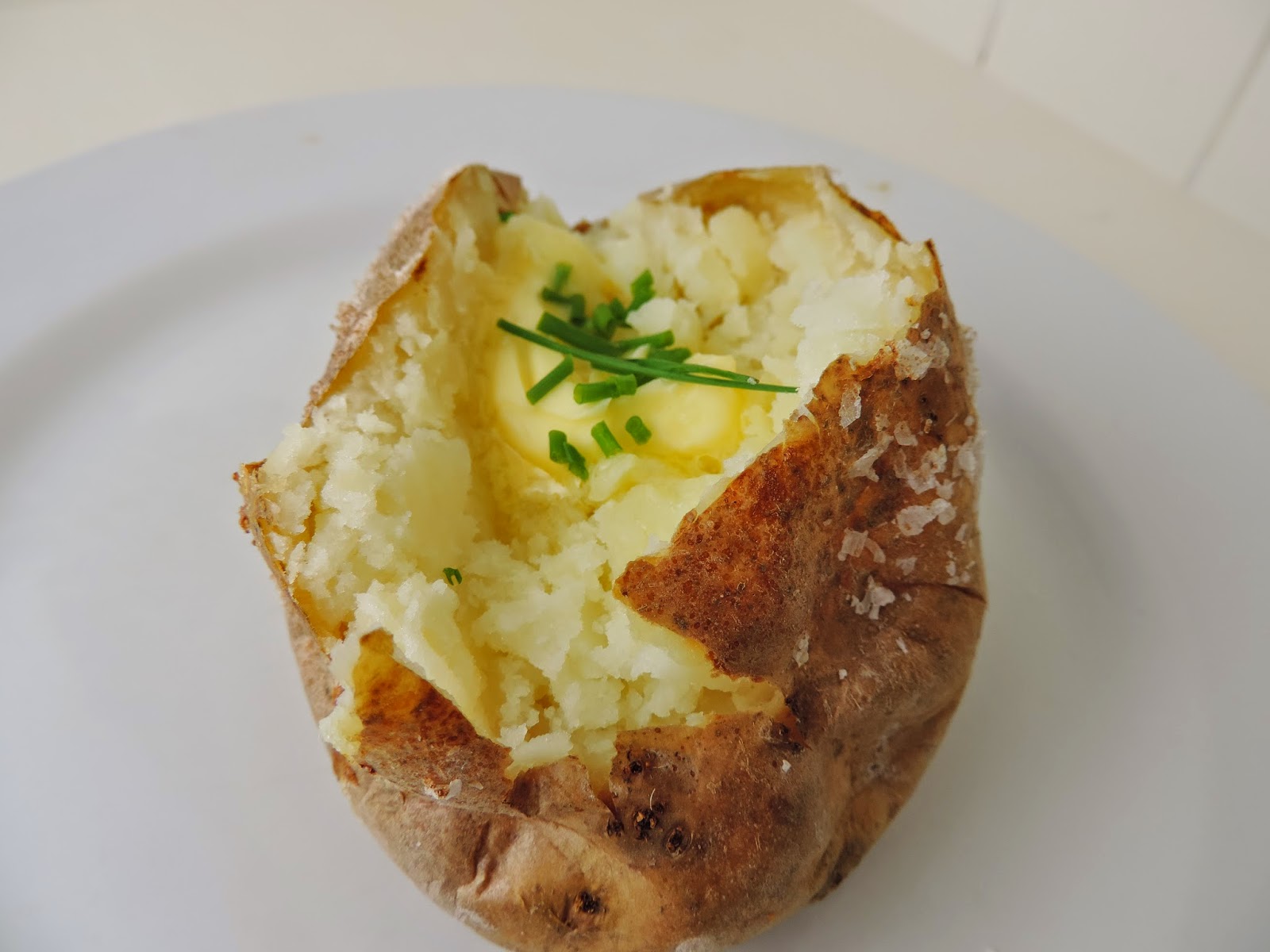 Kartupeļi mikroviļņu krāsnī