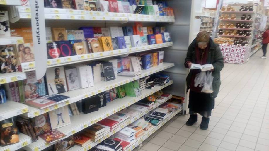Šī vecmāmiņa jau 15 gadus pastāvīgi iet uz veikalu lasīt grāmatas. Un lūk, ko nolēma izdarīt administrācija!