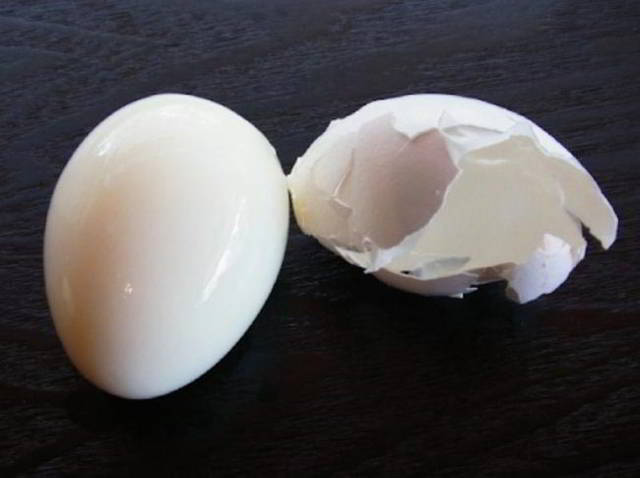 Kā novārīt olas tā, lai pēcāk tās varētu ļoti viegli nolupināt? Palīdzēs kancelejas saspraude!