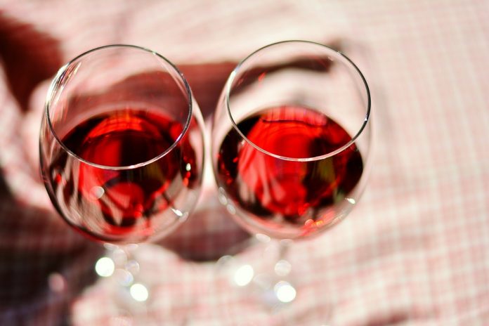 Divas glāzes vīna dienā palīdzēs nodzīvot līdz 90 gadu vecumam