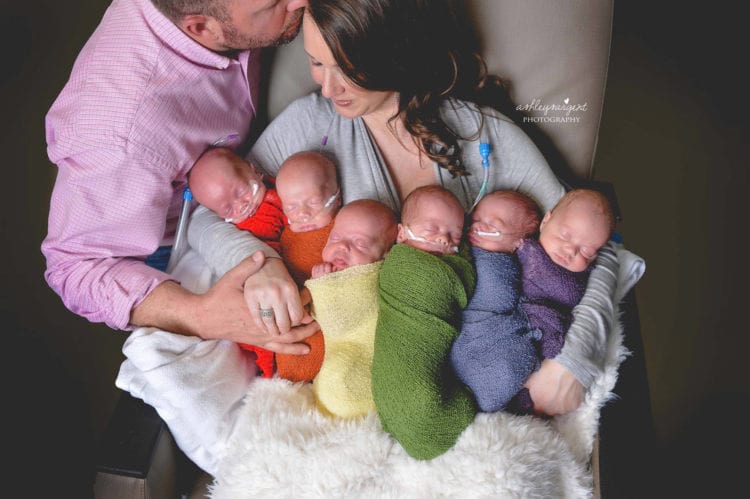 “Varavīksnes fotosesija” laimīgajam pārim un viņu 6 jaundzimušajiem mazulīšiem