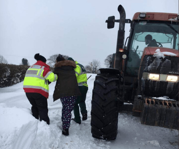 Mammai Īrijā nācās kausēt sniegu, lai padzirdītu bērnu