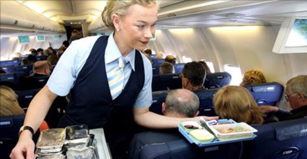 Lidmašīnas pasažieris rupji pavēlēja jaunajai māmiņai aizvērties – tad stjuarte izdara kaut ko, kas šokē visus!