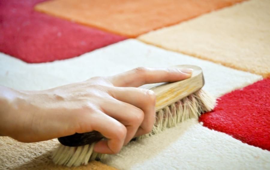 Tikai ar divu līdzekļu palīdzību attīriet savu paklāju. Viens, divi un ir tīrs!