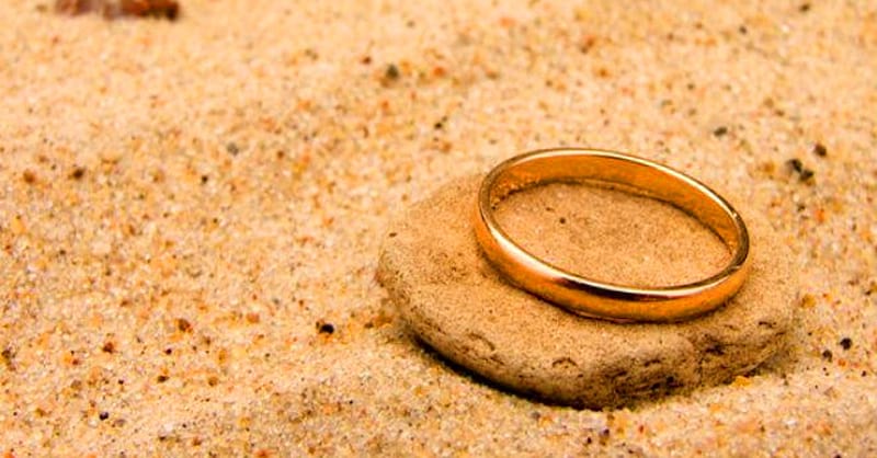 Divas draudzenes atrada smiltīs gredzenu un nolēma uzrakstīt internetā sludinājumu par savu atradumu