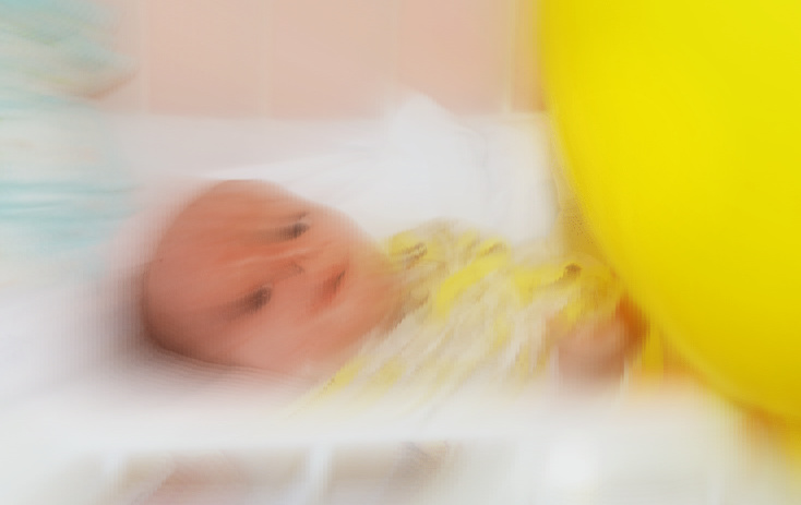 Zēns piedzima ar dzelti un viņu nosūtīja uz fototerapiju. Pēc 10 minūtēm fototerapijas spuldze eksplodēja (nepatīkami skati)