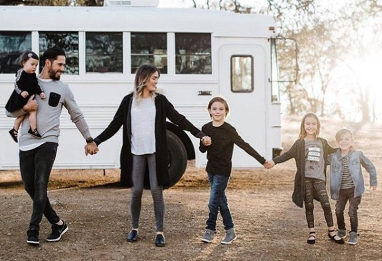 Ģimene ar četriem bērniem pārbūvējusi skolas autobusu par… māju