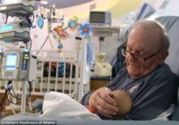 “Mūsu krustmāte feja”. 82 gadus vecais pensionārs jau 12 gadus apmeklē bērnu slimnīcu, lai midzinātu bērnus