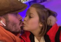 Bekhems noskūpstīja 7-gadīgo meitu uz lūpām, un viņu atbalstīja tūkstoši tēvu – foto