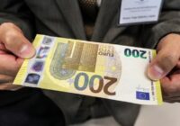 Mediji aicināti klātienē aptaustīt, apskatīt un pagrozīt jaunās 100 un 200 eiro banknotes