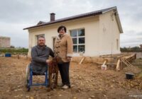 Vīrietis ratiņkrēslā nopirka pamestu ēku nelielā ciematā un pārvērta to par savu mājokli