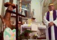 Smieklīgs video: priesteris mēģināja sarīkot dievkalpojumu tiešraidē, bet nejauši ieslēdza video filtrus