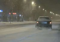 VIDEO. Diviem BMW šoferiem driftošana pa sasnigušajām Rīgas ielām beidzas neplānoti