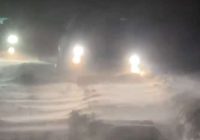 VIDEO. Sniega vētra, negaiss, zibens, ieputinātas mašīnas uz ceļiem – trešdien Latvijā piedzīvota dabas apokalipse