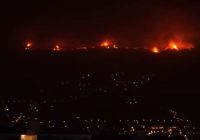 Spānijas Tenerifes salā izplatās meža ugunsgrēks, liekot tūkstošiem cilvēku pamest mājas