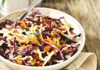 Salātu recepte ar divu veidu kāpostiem un neparastu mērci