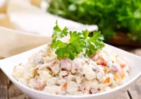 Jūs vēl nekad nebūsiet ēduši šādus Olivjē salātus: tikai 2 slepenās sastāvdaļas un nekādu kartupeļu