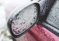 Ko likt uz vējstikla, lai tas pa nakti neapledotu: ziemas padomi automašīnu īpašniekiem
