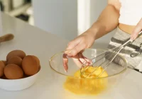 Daži pilieni un parastas olas kļūs par kulinārijas šedevru: gaisīgas un maigas