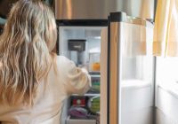 Kā iztīrīt ledusskapi, lai tiktu vaļā no nepatīkama aromāta? Pieredzējušas saimnieces tā dara jau gadiem!