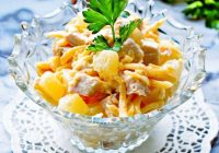 Salāti ar vistas gaļu, sieru, ananāsiem un ķiplokiem: ļoti garšīgi un sātīgi salāti dažās minūtēs