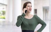 Kādā attālumā no auss jātur tālrunis: 90% cilvēku runā pa telefonu nepareizi