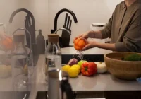 Labākais veids, kā mazgāt augļus un dārzeņus pirms ēšanas, lai no mikrobiem nebūtu ne miņas