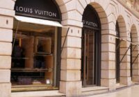 Samazinās pieprasījums pēc luksusa precēm? Louis Vuitton pārstāvētās uzņēmuma grupas pusgada tīrā peļņa samazinās par 14%