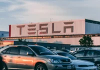 Tesla atklāj ilgi gaidīto Robotaxi. Bet vai tas apmierinās investorus?