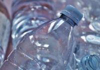 Interesants triks, kā ātri un nevainojami izmazgāt plastmasas pudeles