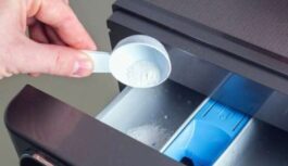Cik daudz veļas pulvera patiesībā nepieciešams pievienot veļas mašīnai – meistara padoms