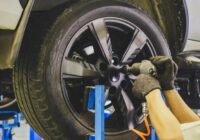 Kādas kļūdas pieļauj autovadītāji, mainot riepas