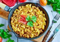 Makaroni ar malto gaļu un tomātiem vienuviet