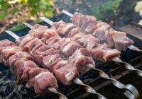 Šašliks cepeškrāsnī ar sīpolu ”cepurīti” – gatavoju neizejot no mājas, jebkurā gadalaikā