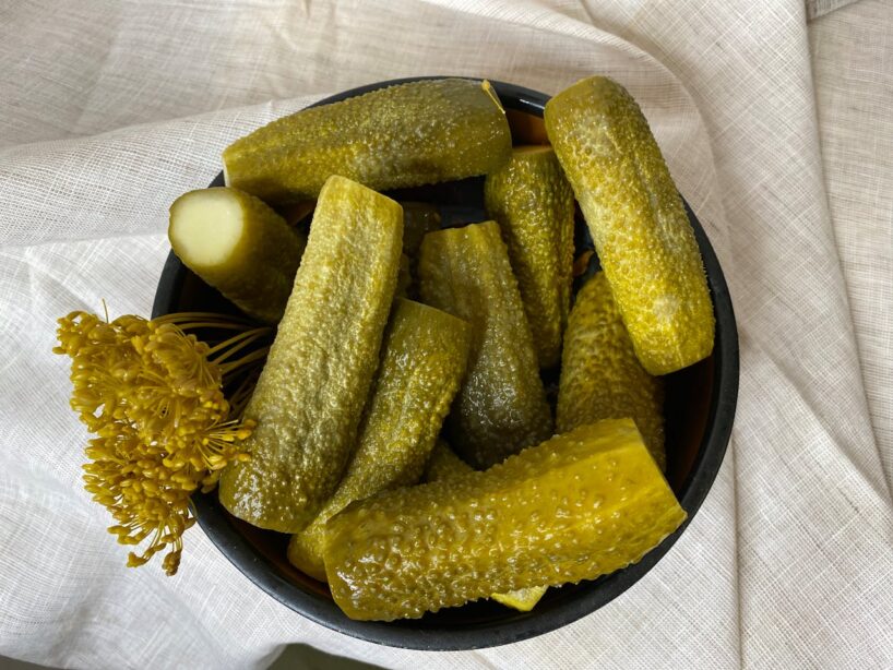 Pastāstīsim, ko mājsaimnieces aizmirst pievienot viegli sālītu gurķu burciņai
