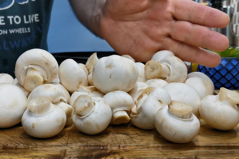 Bez šīs sēņu uzkodas grūti vairs iztēloties manu svētku galdu — pagatavot ir pavisam vienkārši, bet sanāk tik garšīgi