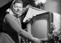 Interesanti skaidrojumi kāpēc agrāk cilvēki savus televizoru ekrānus pārklāja ar audumu