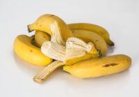 Banāni saglabāsies stingri un svaigi līdz pat 2 nedēļām, ja tos glabāsi vienā noteiktā vietā virtuvē