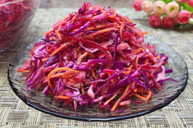 Esmu iemācījusies pagatavot jaunu salātu variantu ar bietēm un kāpostiem, kas garšo visai ģimenei