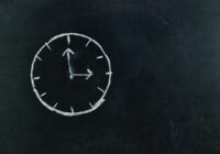 Miega eksperts iesaka atgriezties pie 90. gadu vakara rutīnas, jo cilvēki ir sasnieguši izdeguma jeb miega “krīzes” punktu