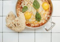 Vienkāršs veids, kā pagatavot “mīkstas un gardas” omletes, izmantojot neparastu sastāvdaļu