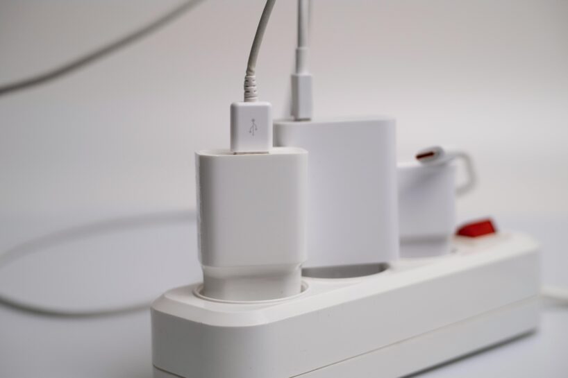 Kuras ierīces jāatvieno no rozetes, izejot no mājas — tieši tās palielina elektrības patēriņu, kuru nepamana