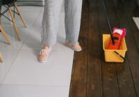 3 labākās iespējas, ko pieredzējušas mājsaimnieces pievieno ūdenim grīdu mazgāšanai