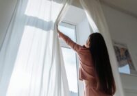 Elektriķis dalās ar gudru aizkaru triku, kas palīdzēs māju uzturēt siltāku uz ilgāku laiku