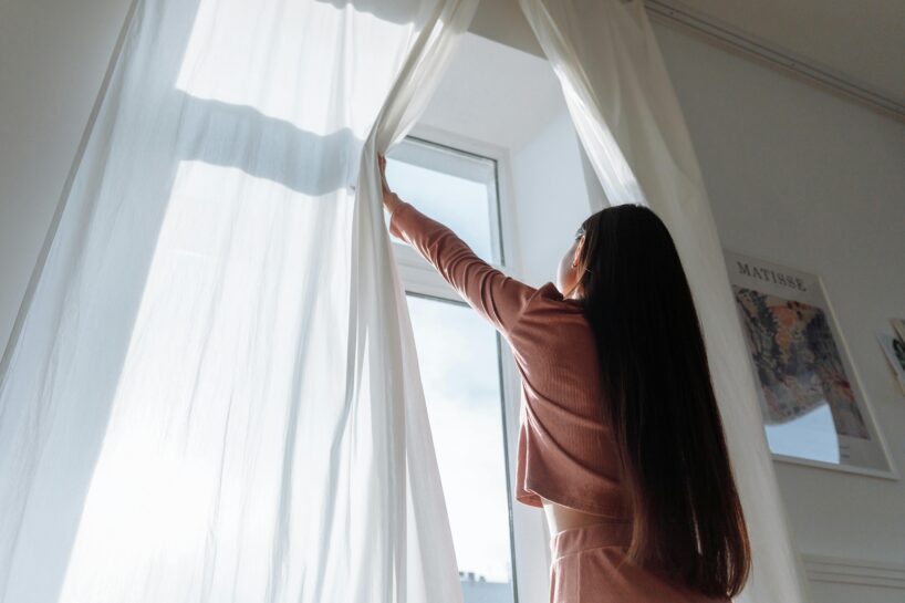Elektriķis dalās ar gudru aizkaru triku, kas palīdzēs māju uzturēt siltāku uz ilgāku laiku