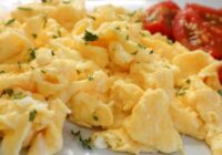 Omlete sanāk daudz gaisīgāka, ja pienu aizstāj ar 1 pavisam ierastu sastāvdaļu