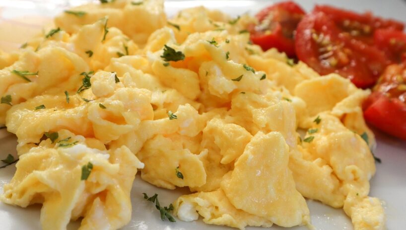 Omlete sanāk daudz gaisīgāka, ja pienu aizstāj ar 1 pavisam ierastu sastāvdaļu